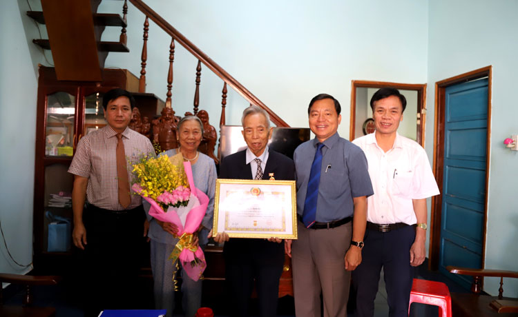 Đến nhà trao tặng Huy hiệu Đảng cho các đảng viên lão thành