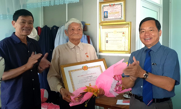 Đồng chí Nguyễn Văn Triệu – Bí thư Thành ủy Bảo Lộc cùng đoàn công tác trao Huy hiệu 55 tuổi Đảng cho đồng chí Bùi Thuấn (Đảng bộ phường Lộc Sơn)