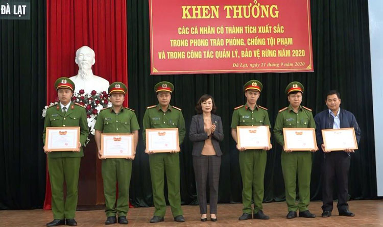 Khen thưởng cá nhân xuất sắc trong phòng chống tội phạm và quản lý, bảo vệ rừng