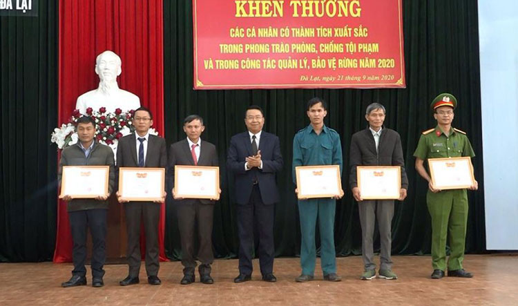 Đồng chí Tôn thiện San - Chủ tịch UBND thành phố Đà Lạt trao giấy khen cho các cá nhân có thành tích trong quản lý, bảo vệ rừng và phòng chống tội phạm