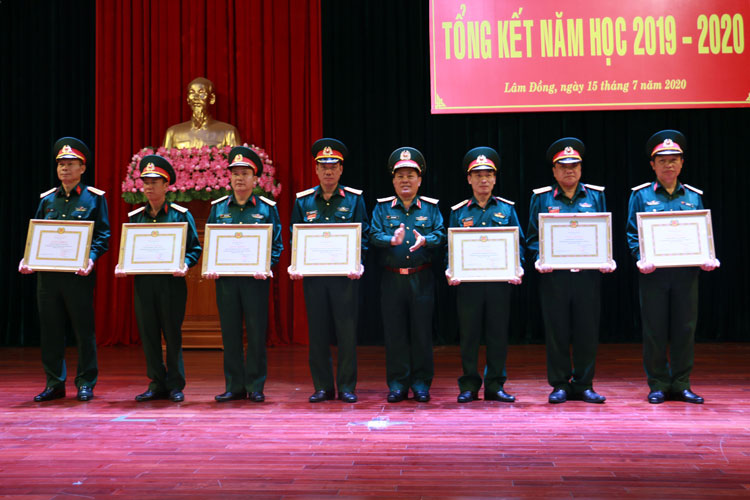 Phòng Thông tin khoa học quân sự nhận danh hiệu “Đơn vị quyết thắng” trong phong trào thi đua quyết thắng năm học 2019 - 2020
