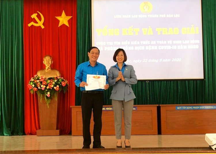 Trao giải cuộc thi về VSATLĐ và phòng chống dịch Covid-19