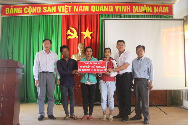 Trao 5 nhà đại đoàn kết cho hộ nghèo