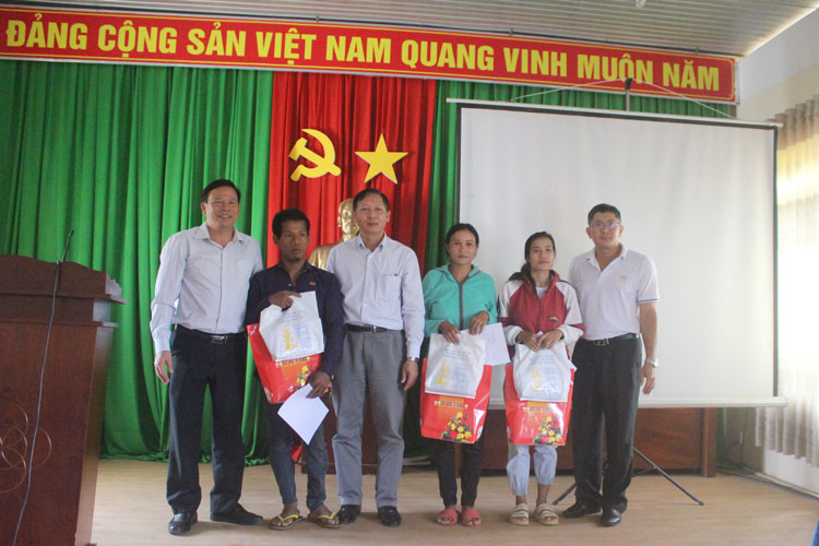 Ông Võ Trung Dũng - Giám đốc Công ty TNHH MTV Xổ số kiến thiết An Giang trao quà cho các hộ.