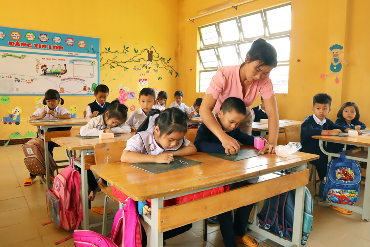 Tình thầy trò tươi xanh trên mảnh đất sình lầy