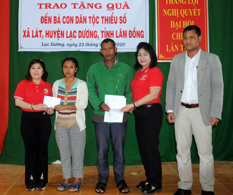 Trao nhà và tặng quà cho người dân tại Lạc Dương