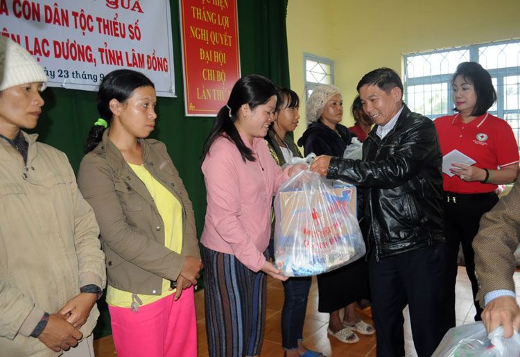 Trao quà cho các gia đình có hoàn cảnh khó khăn tại xã Lát
