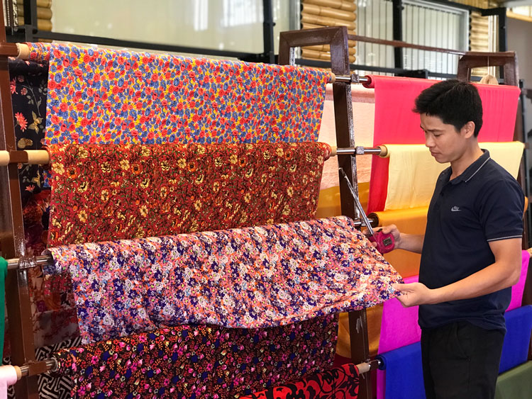 Lụa tơ tằm Hà Bảo giới thiệu trong Trung tâm trưng bày