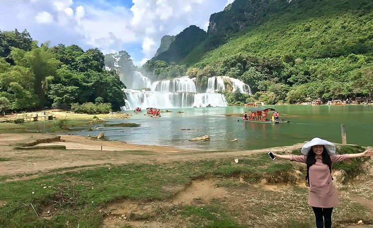Thác Bản Giốc hiện được đầu tư du lịch khá bài bản với dịch vụ thuyền bè khá tấp nập
