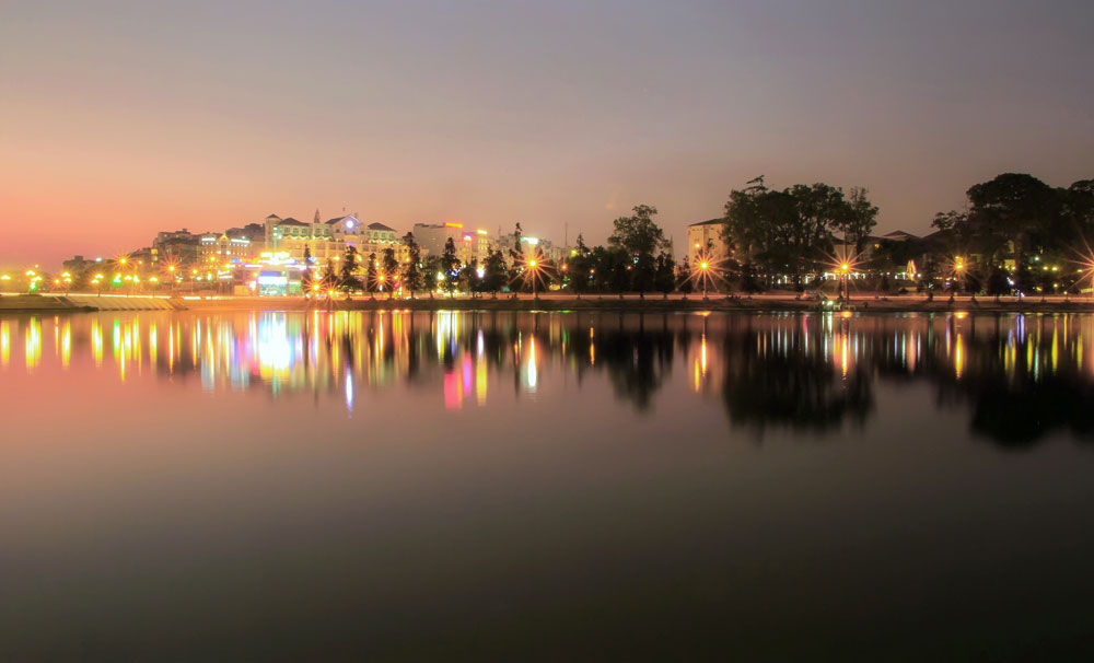 Lung linh đêm Đà Lạt. Ảnh: Võ Trang