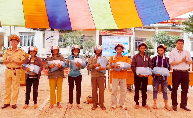 Tuyên truyền Luật Giao thông cho bà con đồng bào dân tộc thiểu số
