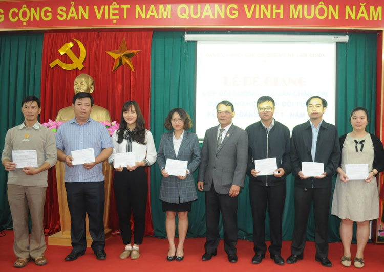 Bồi dưỡng lý luận chính trị cho đối tượng kết nạp Đảng