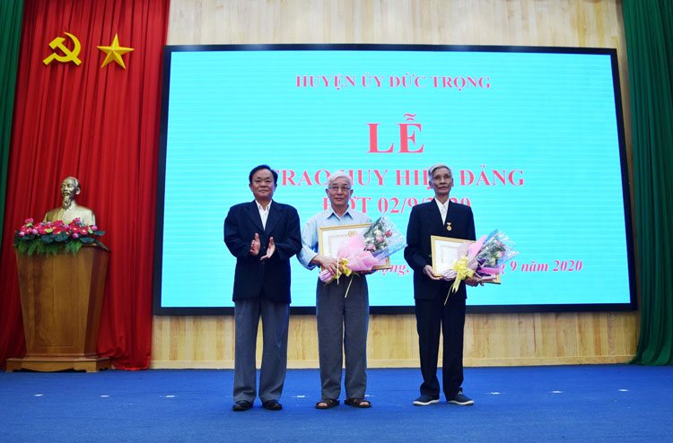Trao huy hiệu Đảng cho các Đảng viên lão thành đợt 2/9