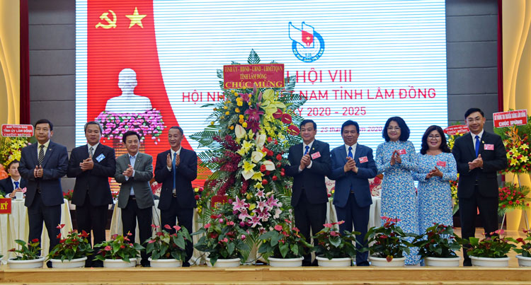 Lãnh đạo tỉnh tặng lẵng hoa chúc mừng đến Đại hội