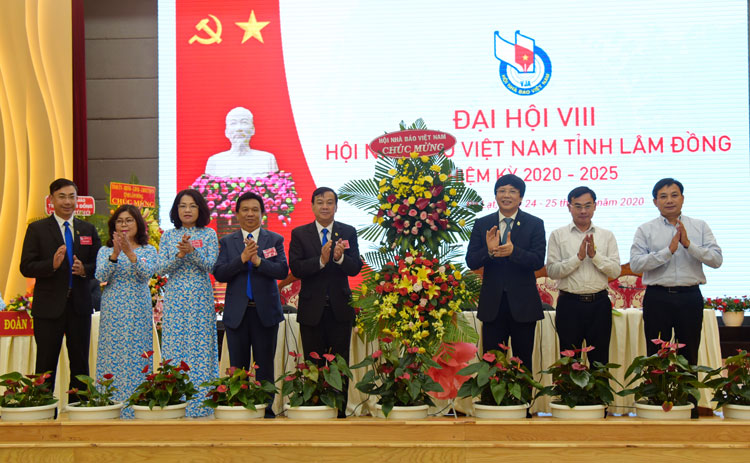 Lãnh đạo Hội Nhà báo T.Ư tặng lẵng hoa chúc mừng Đại hội