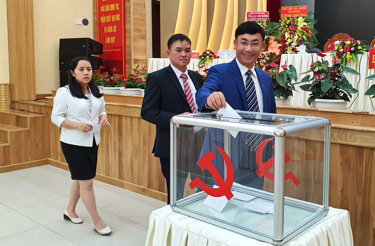 Các đại biểu bỏ phiếu bầu BCH khóa VIII