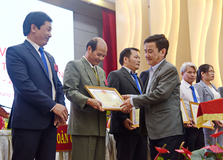 UBND tỉnh tặng Bằng khen cho các tập thể và cá nhân