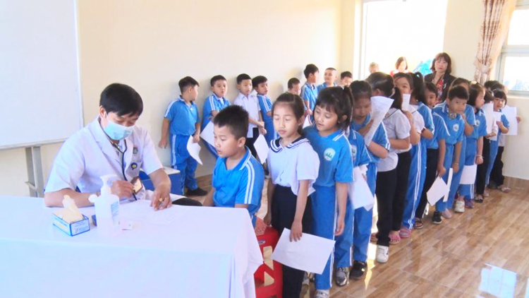 Chiến dịch tiêm vắc xin uốn ván - bạch hầu giảm liều được thực hiện tại các trường tiểu học trên địa bàn TP Đà Lạt