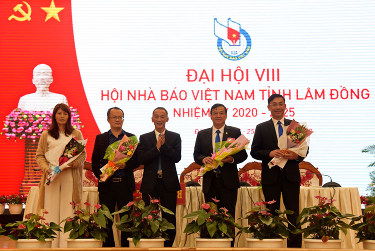 Tặng quà chia tay các đồng chí Ban Chấp hành khoá VII, nhiệm kỳ 2015 – 2020