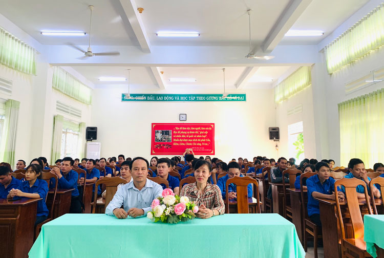 Bồi dưỡng chính trị và nghiệp vụ công tác Đoàn – Hội