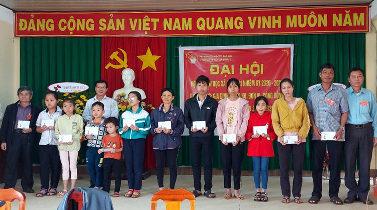 Tặng xe đạp và học bổng cho học sinh vượt khó học giỏi