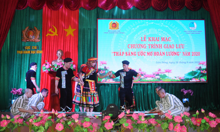 Tiết mục văn nghệ giao lưu của các phạm nhân tại chương trình