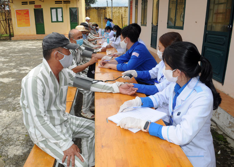 Khám bệnh miễn phí cho các phạm nhân