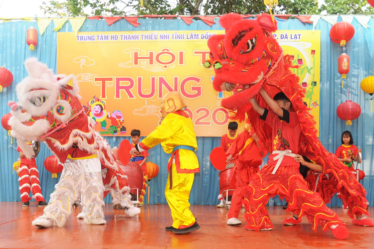 Các thí sinh biểu diễn thi múa lân