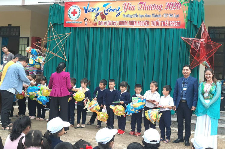 Trao 200 phần quà cho học sinh vùng ven Đà Lạt