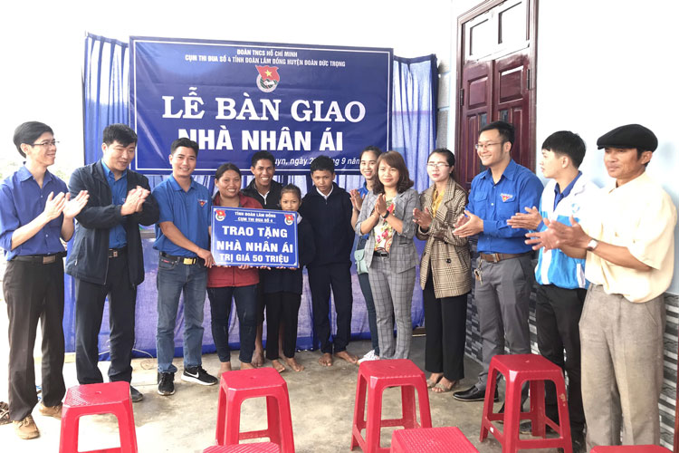 Trao nhà và tặng quà trung thu cho học sinh nghèo vùng sâu