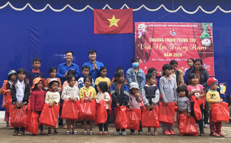 Trao quà trung thu cho thiếu nhi có hoàn cảnh khó khăn