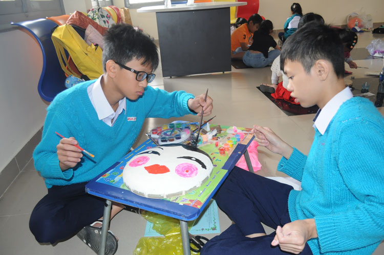 Thí sinh thi vẽ, trang trí mặt nạ ông địa