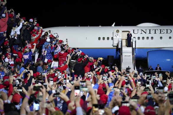 Bầu cử tổng thống Mỹ: Ông Trump hừng hực, Đảng Dân chủ lo