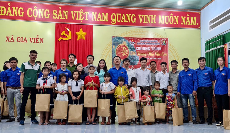 Trao 600 phần quà Trung thu cho trẻ em vùng xa