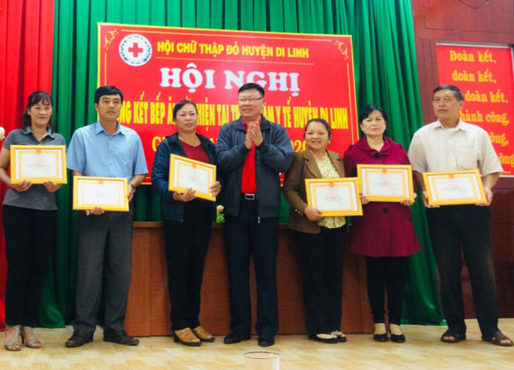 Chủ tịch Hội Chữ thập đỏ tỉnh trao giấy khen cho các điển hình nhân ái trong xây dựng Bếp ăn tình thương Di Linh