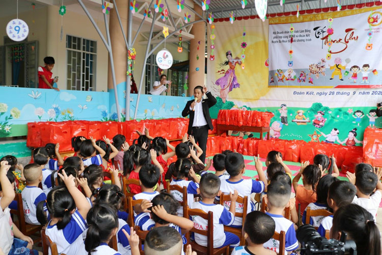 Hội doanh nhân trẻ tổ chức Trung thu cho trẻ em xã Đoàn Kết