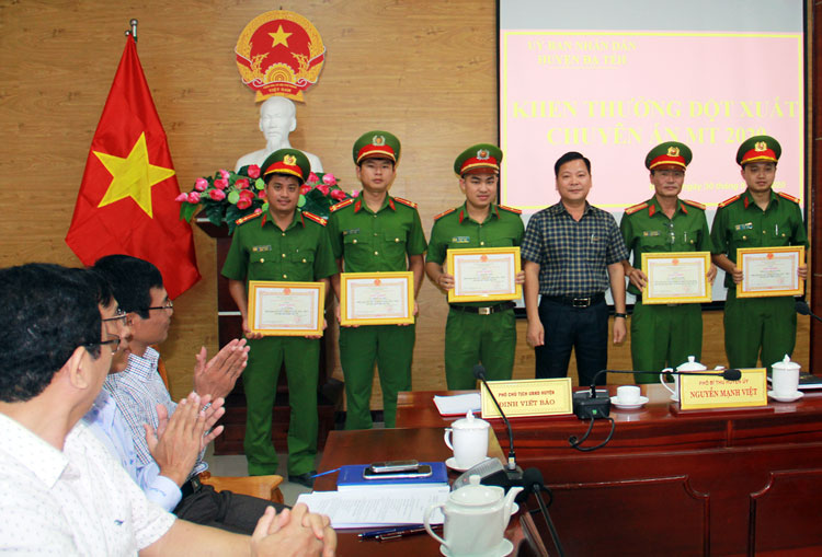 Đạ Tẻh: Khen thưởng đột xuất công an phá thành công án ma túy