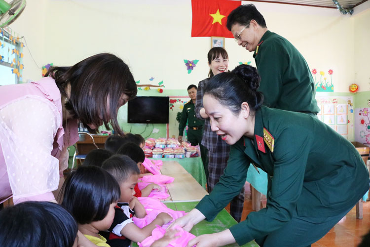 Đoàn công tác tổ chức chương trình, trao quà trung thu cho các cháu