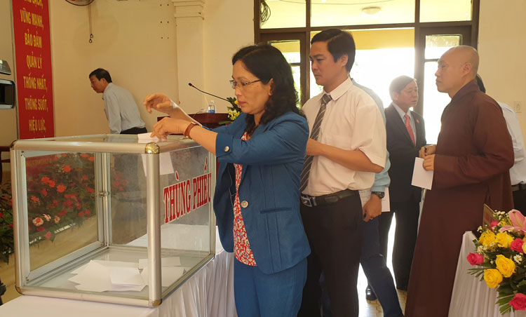 Các đại biểu HĐND thành phố Bảo Lộc khóa V bỏ phiếu bầu chức danh Phó Chủ tịch UBND thành phố Bảo Lộc