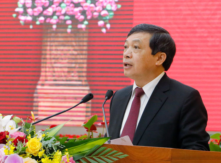 Chủ tịch UBND tỉnh Lâm Đồng Đoàn Văn Việt báo cáo tình hình thực hiện kế hoạch kinh tế xã hội