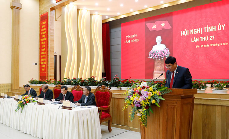 Chánh Văn phòng Tỉnh uỷ Lâm Đồng Trần Đình Văn báo cáo về công tác chuẩn bị Đại hội Đảng bộ tỉnh nhiệm kỳ 2020 - 2025