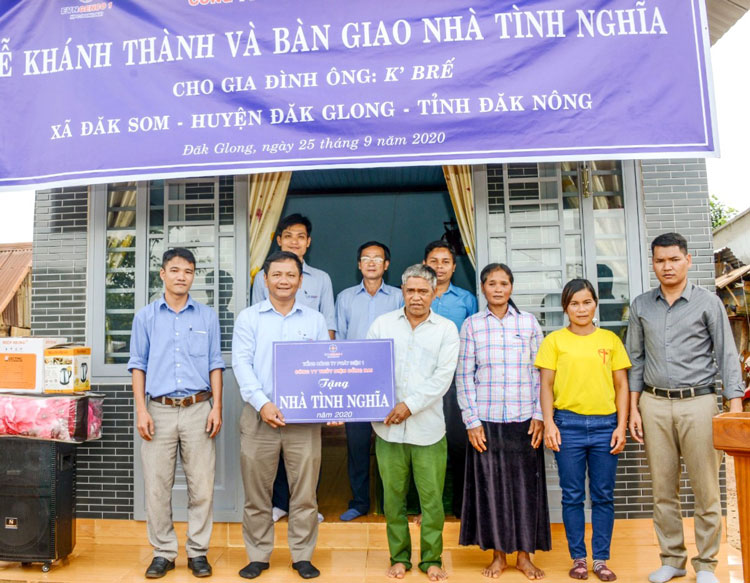 Ông Ngô Văn Sỹ – Phó Giám đốc Công ty Thủy điện Đồng Nai tặng quà cho gia đình ông K’Lệ, xã Lộc Bảo, huyện Bảo Lâm