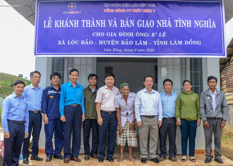 Tổng Công ty Phát điện 1 và Công ty Thủy điện Đồng Nai chụp hình lưu niệm cùng gia dinhd ông K’Brế