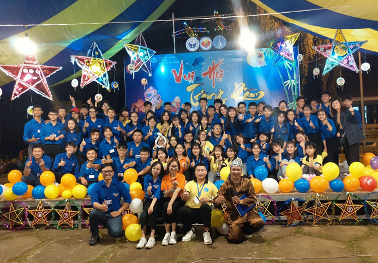 Các tình nguyện viên tham gia chương trình “Vui hội Trăng Rằm” cùng trẻ Làng SOS Đà Lạt