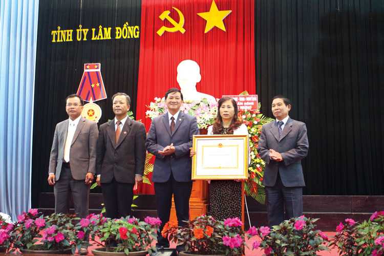 Lãnh đạo Ban Dân vận Tỉnh ủy đón nhận Huân chương Lao động hạng Nhì. Ảnh: Nguyệt Thu