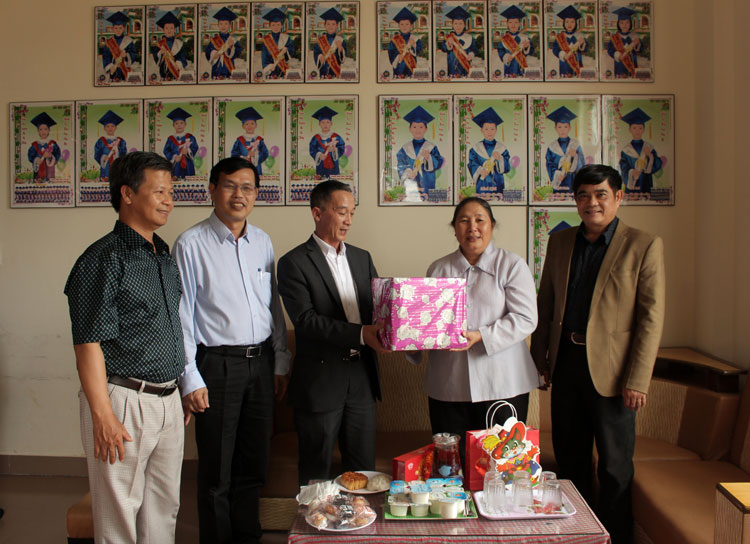Phó Bí thư Tỉnh ủy Trần Văn Hiệp thăm và tặng quà Tết Trung thu cho trẻ em có hoàn cảnh đặc biệt