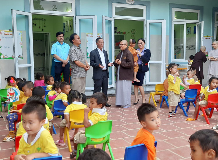Tặng quà cho các cháu thuộc Cở sở nuôi trẻ mồ côi Lục Hòa (huyện Đức Trọng)