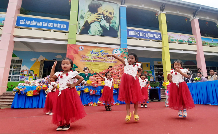 "Vầng trăng yêu thương" về với trẻ em vùng sâu Long Lanh