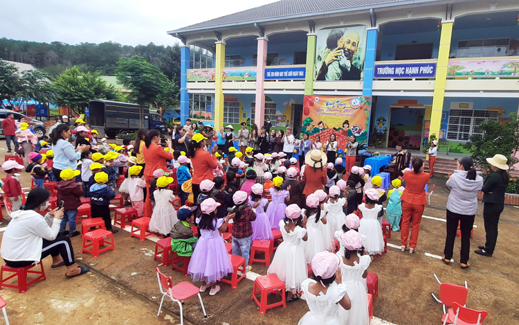 Đoàn thiện nguyện cùng các cô giáo vui văn nghệ với các cháu