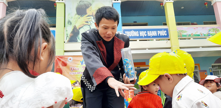 Ảo thuật gia Nguyễn Cường biểu diễn nhiều tiết mục đặc sắc